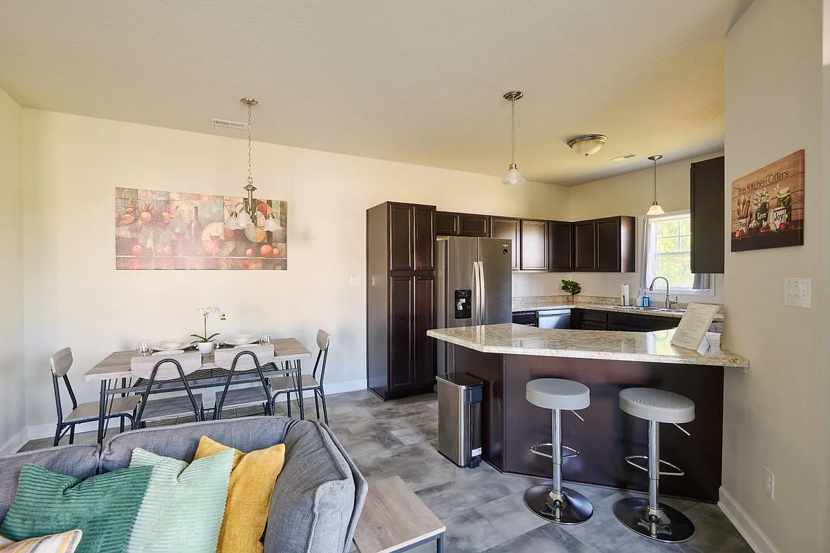 3 bed, 2.5 bath, 1558 sqft, $2,500 — Photo 2