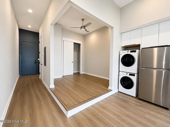 5th image of 1102 Castle St #303