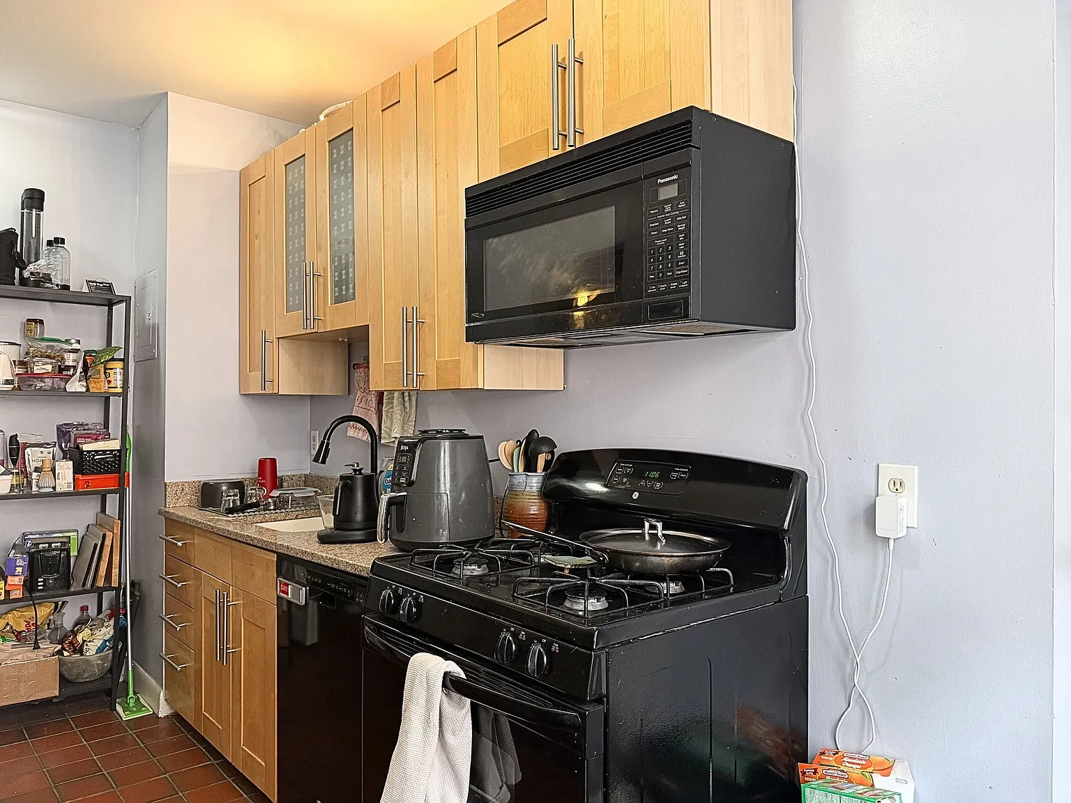 3 bed, 1.0 bath, 1000 sqft, $4,300 — Photo 4