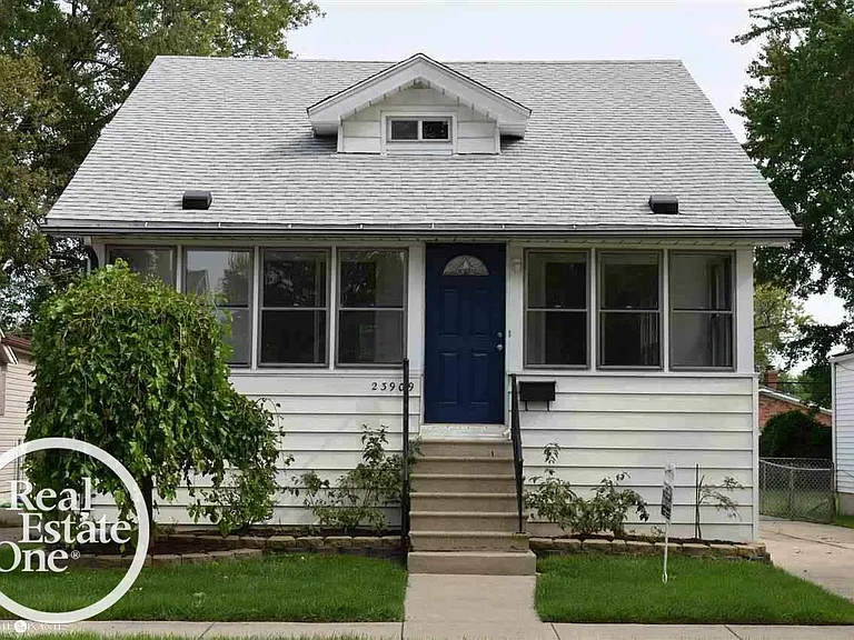 23909 Elmira St — Photo 2