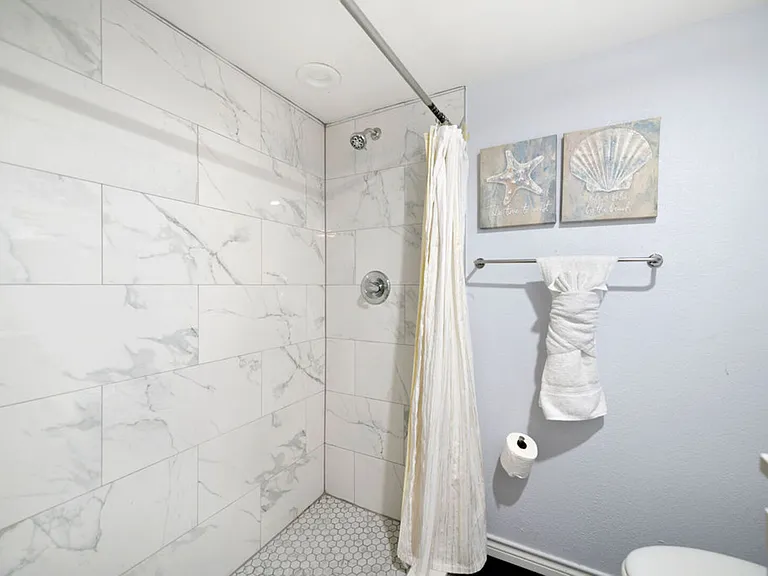 E Avenue J — Photo 19