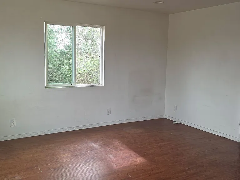 1120 W 93rd St — Photo 2