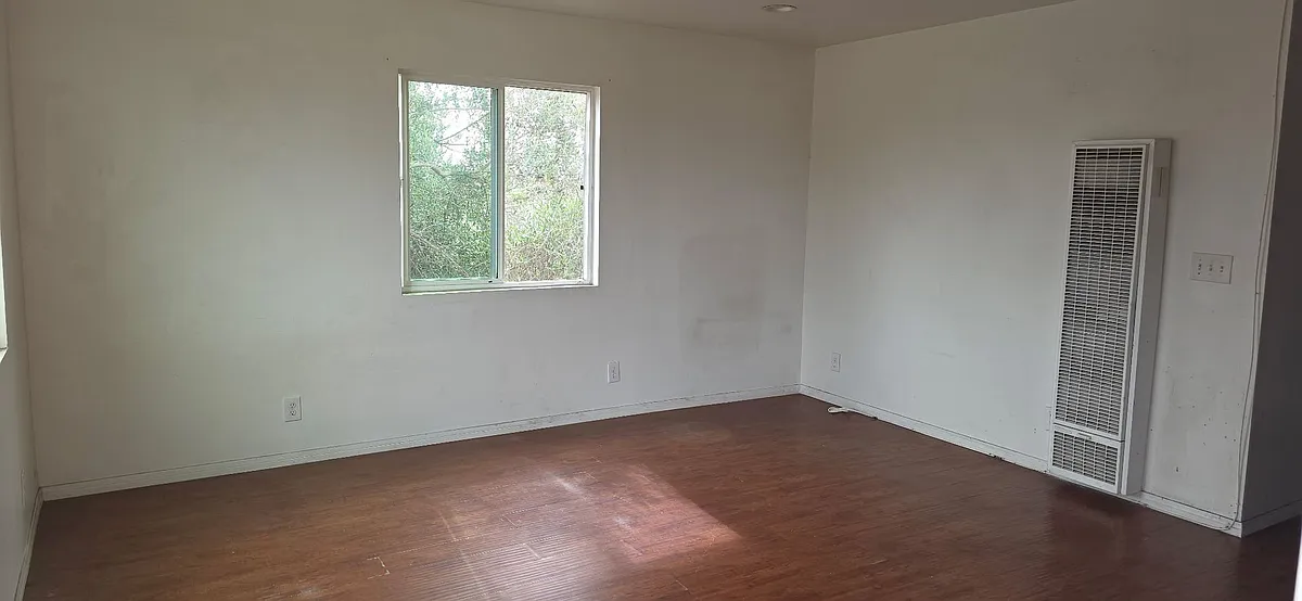 Building Photo - 1120 W 93rd St