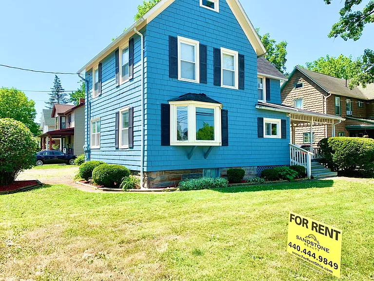 215 W Lorain St — Photo 14