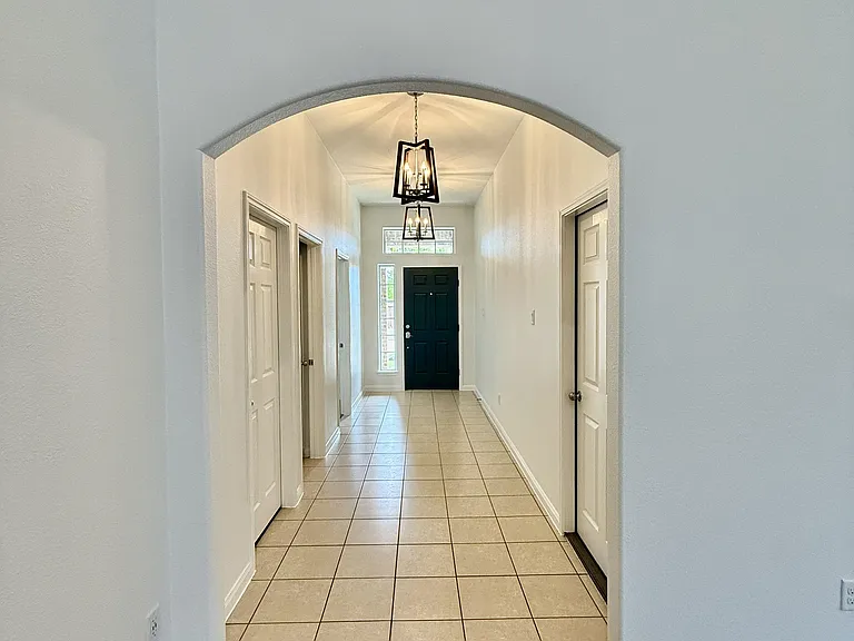 205 Oriole Dr — Photo 2