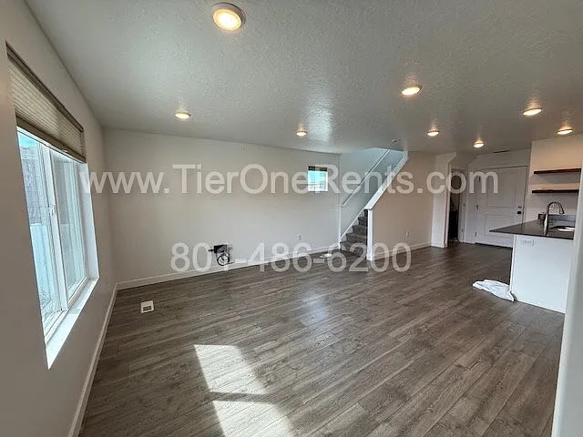 936 E Hercules Ct — Photo 2