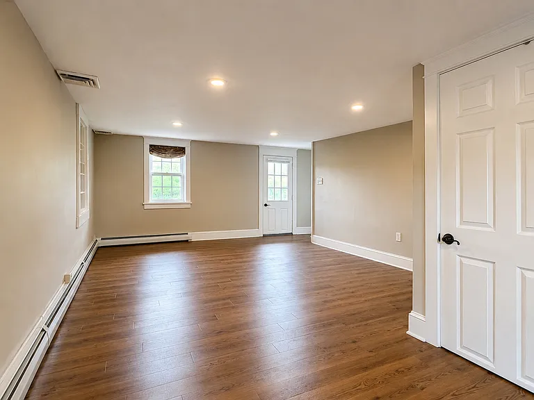 1592 Old Line Rd — Photo 3