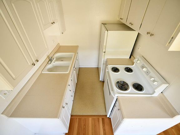 5th image of 411 E 17th St APT 19