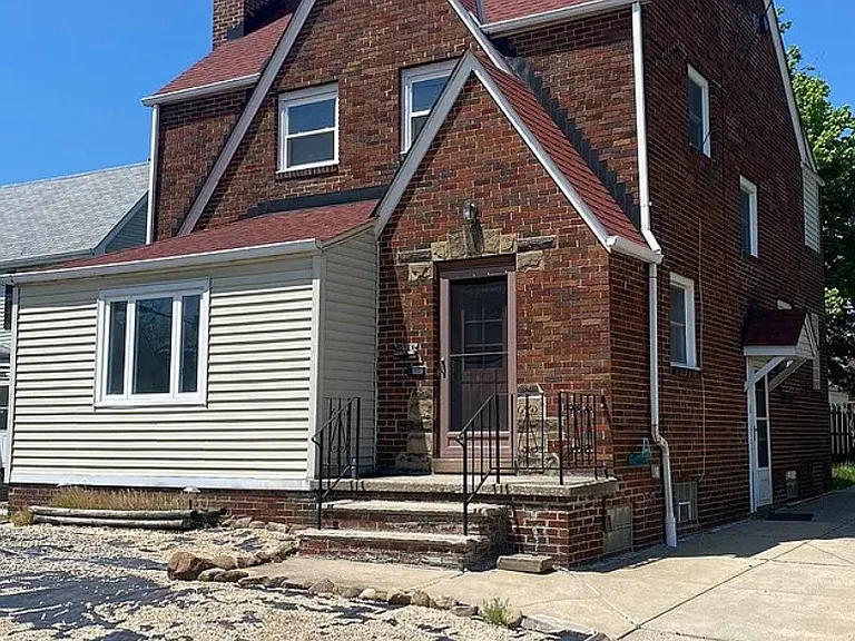 18603 Arrowhead Ave — Photo 2