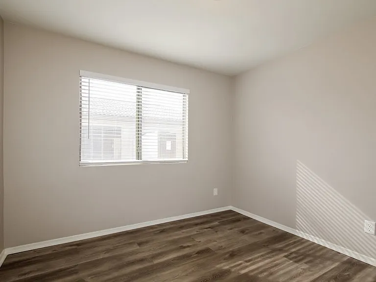 8740 W Loma Ln — Photo 11