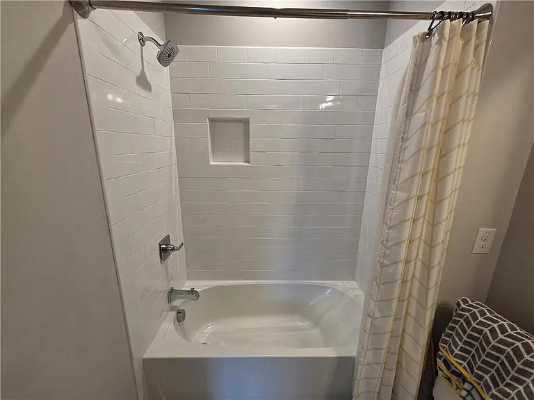 318 Gibson St SE — Photo 34