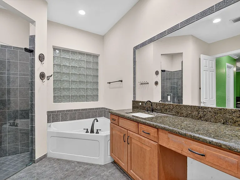 10247 Isle Wynd Ct — Photo 42