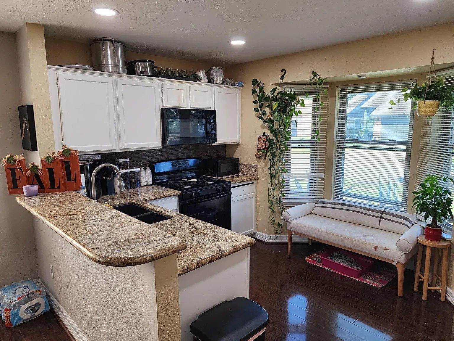 3 bed, 2.0 bath, 1330 sqft, $2,200 — Photo 4