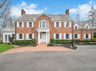 85 Station Rd, Great Neck, NY 11023