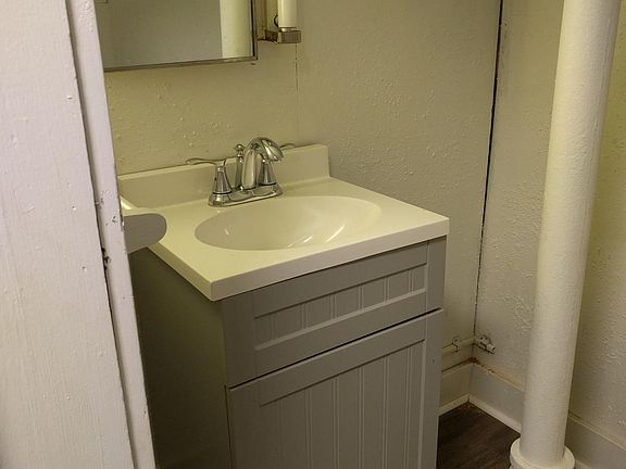 4th image of 321 Whitelaw Ave