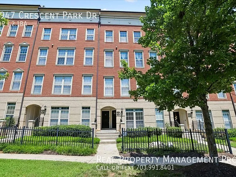 7947 Crescent Park Dr — Photo 2