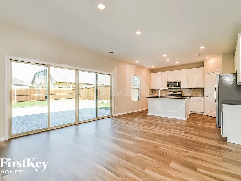 223 Rosewood Dr — Photo 4