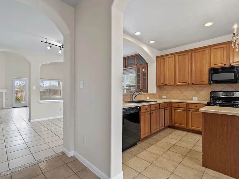 652 Dark Horse Ln — Photo 4
