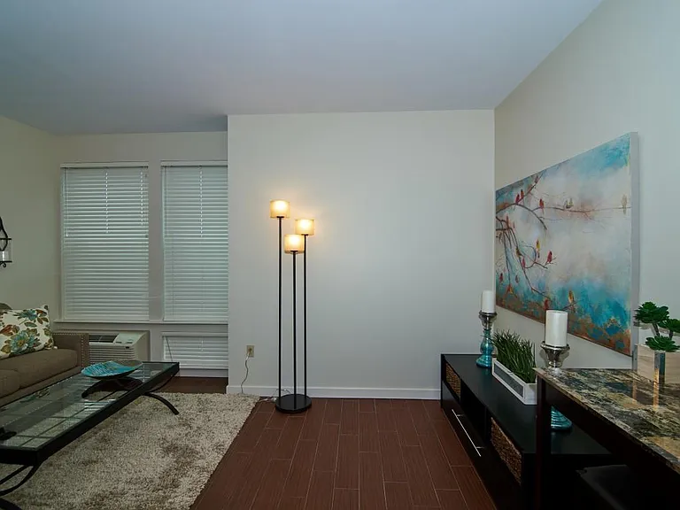 1032 Hope Street Apartments — Photo 30