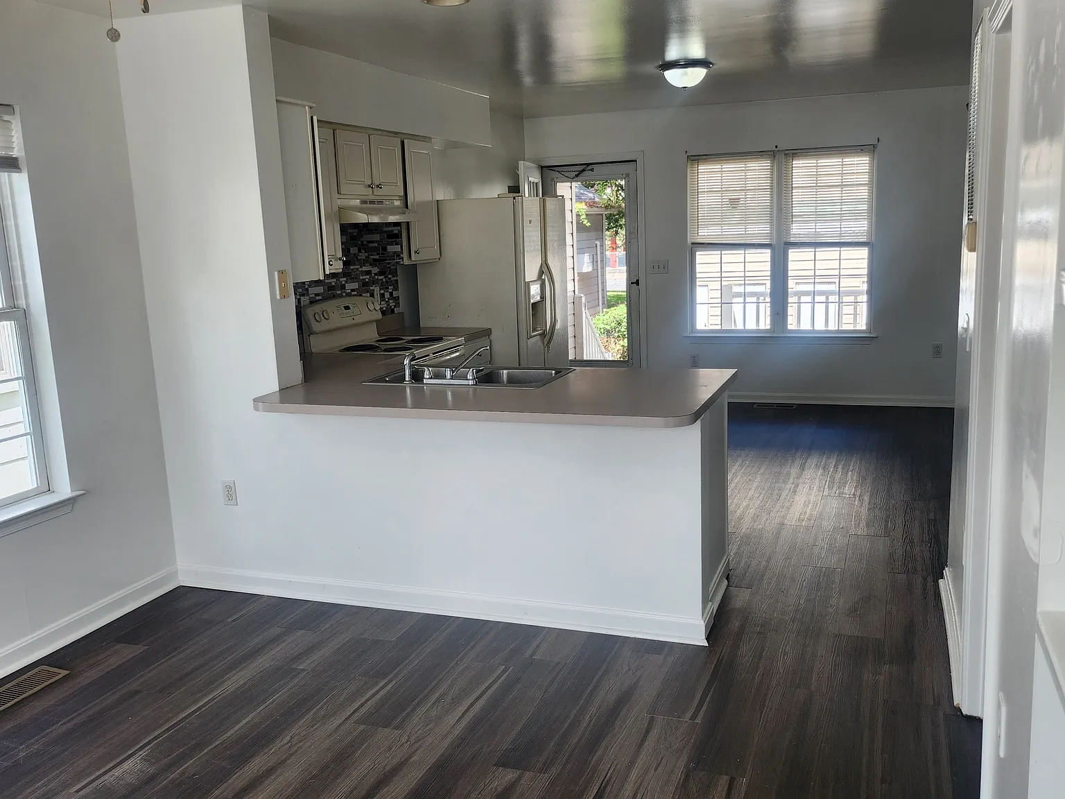 300 Sunset Drive — Photo 3