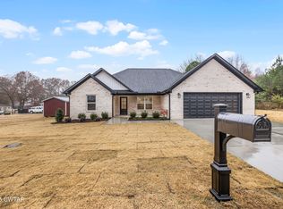 114 Crestview Cv, Trenton, TN 38382