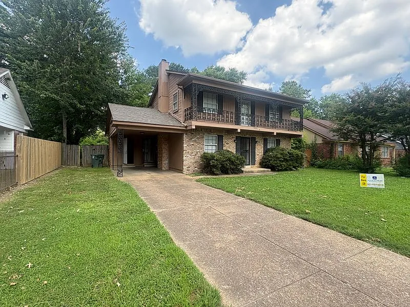 Spacious 4-Bedroom Home with Balcony, Family Den & Fenced Backyard — Photo 3