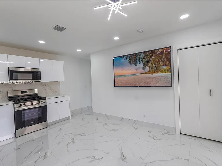 3001 SW 35th Ave — Photo 5