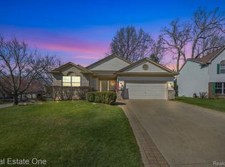 3287 Pin Oak Dr, Orion, MI
