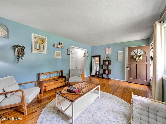 5th image of 16 Woodson Ct