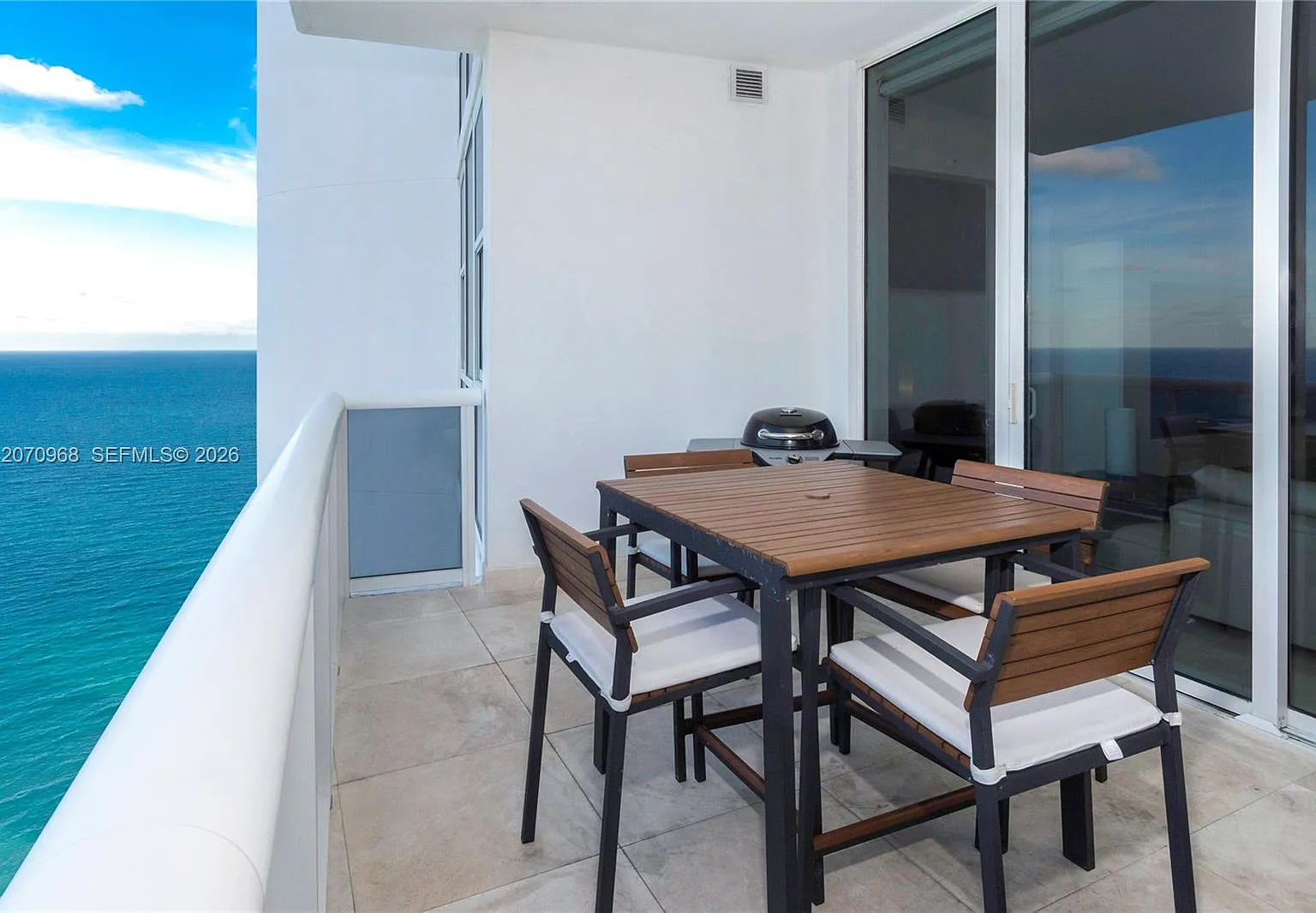Trump Royale Condo — Photo 3