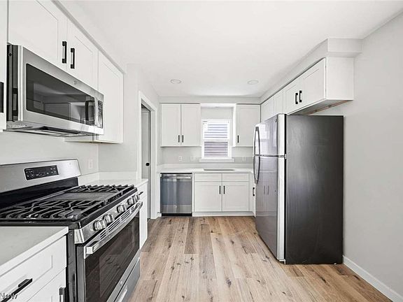 4th image of 420 E 271st St