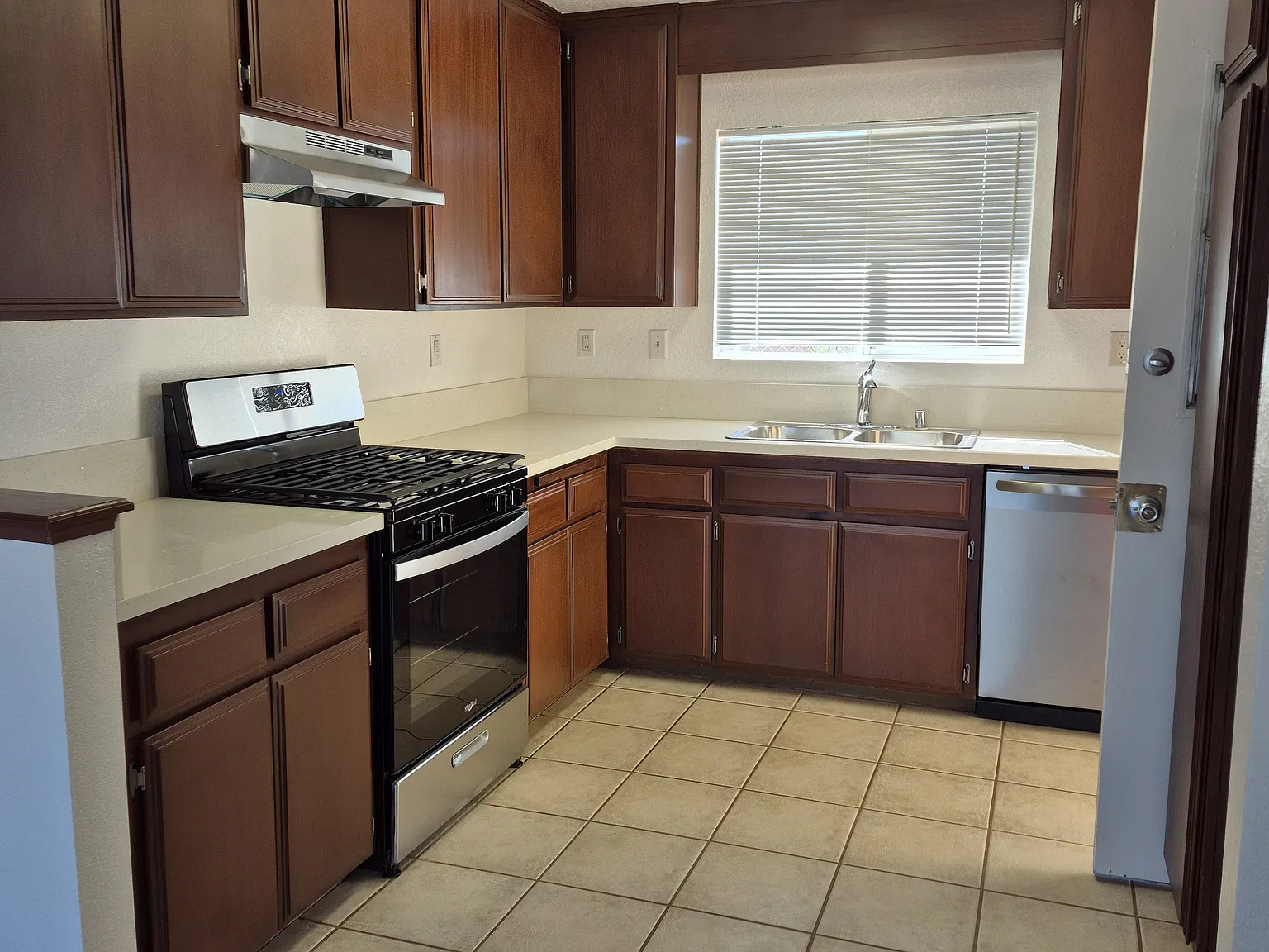 2 bed, 950 sqft, $1,650 — Photo 1