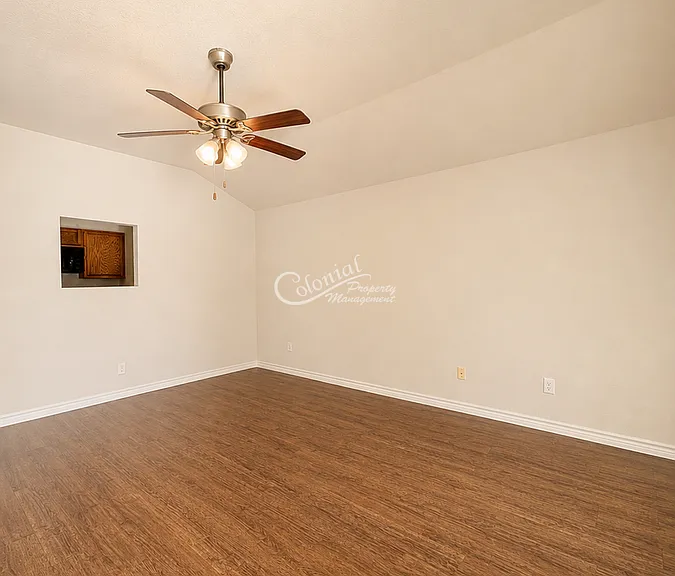 1529 Justin Loop #B — Photo 2