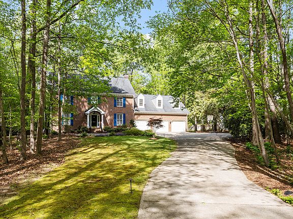3rd image of 824 Pinehurst Dr