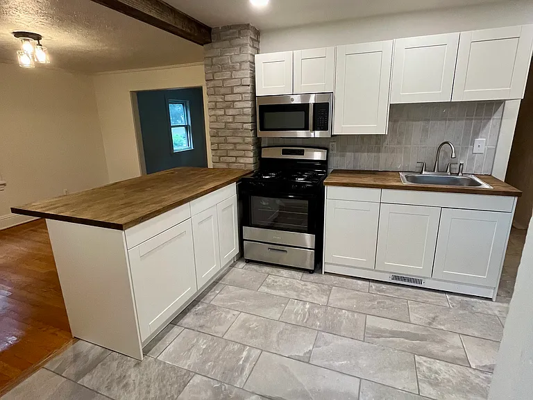 1125 Allen St — Photo 3