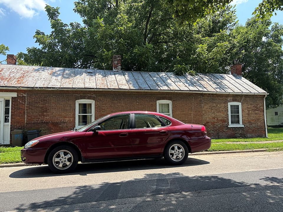 2nd image of 194 E 7th St