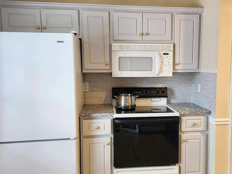 102 Harvestwood Dr — Photo 2