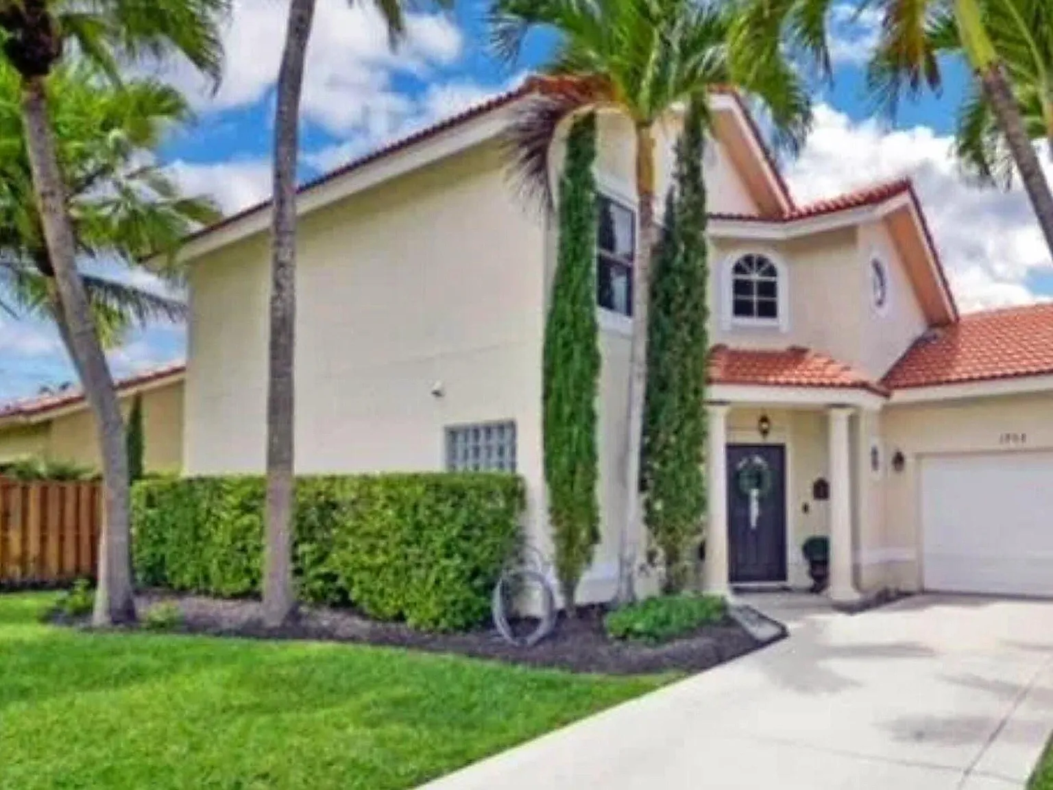 3 bed, 2.5 bath, 1419 sqft, $8,500 — Photo 2