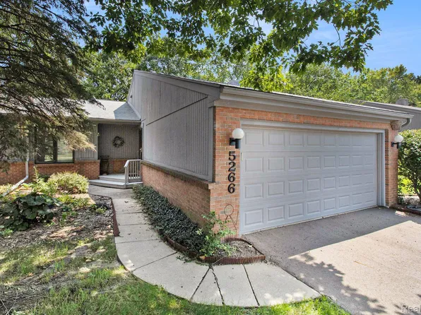 5266 E Hidden Lake Dr, Okemos, MI 48823