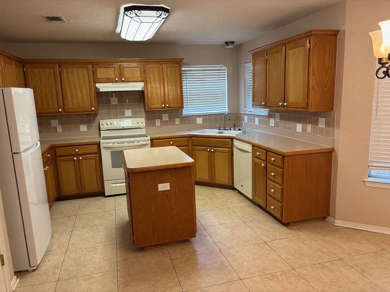 3 bed, 2.0 bath, 1715 sqft, $1,895 — Photo 4
