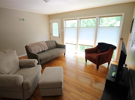 4th image of 2011 Woodsey Dr
