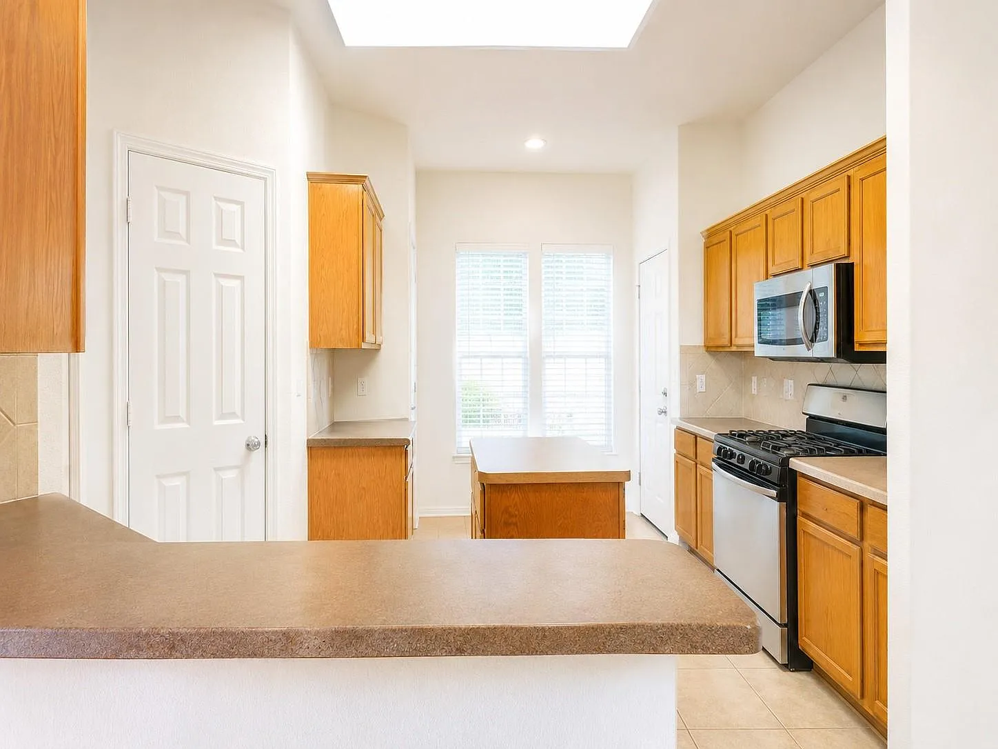 5 bed, 2.5 bath, 2473 sqft, $2,400 — Photo 2