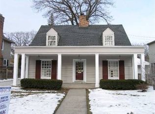 1620 Ford Ct, Grosse Pointe Woods, MI 48236