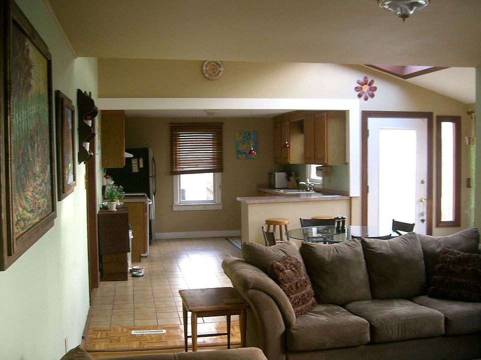 2nd image of 301 Hampton St