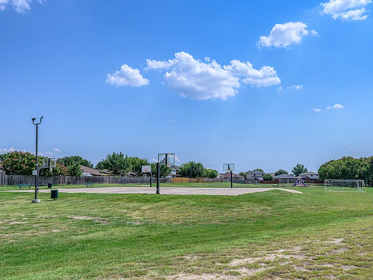 1301 Oak Hollow Ln — Photo 21