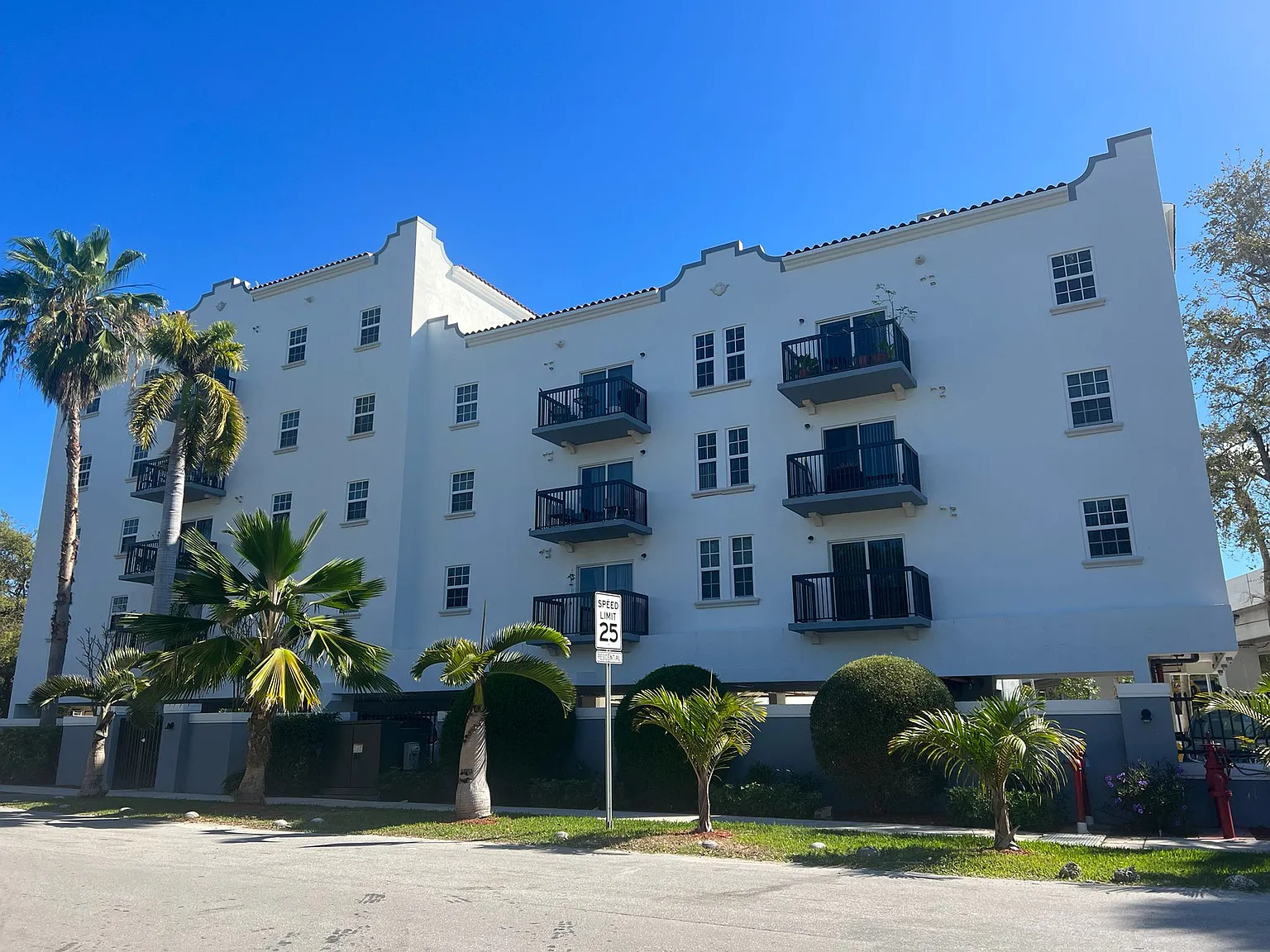2 bed, 950 sqft, $2,400 — Photo 3
