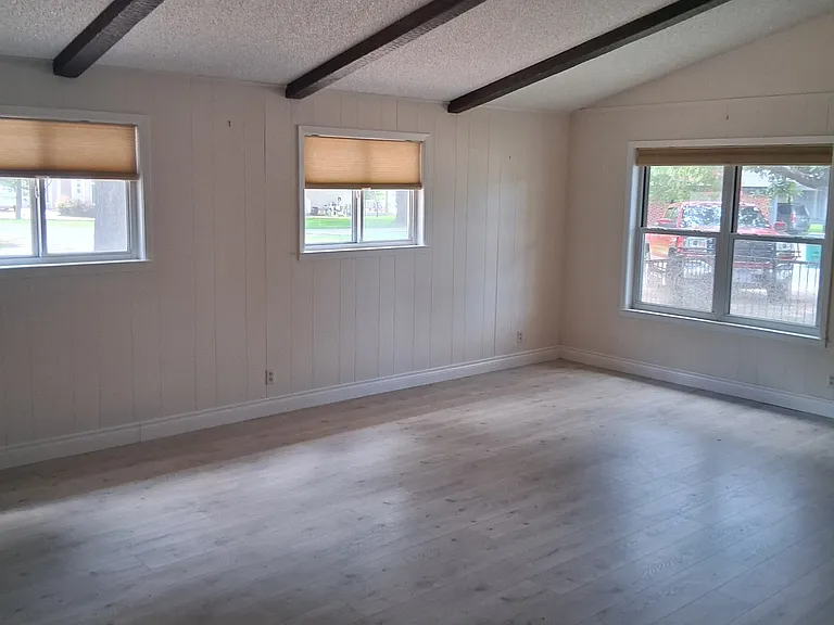 1811 Bluebonnet Ln — Photo 4