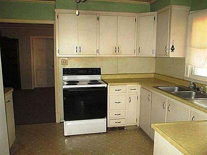 4th image of 2532 Webb St
