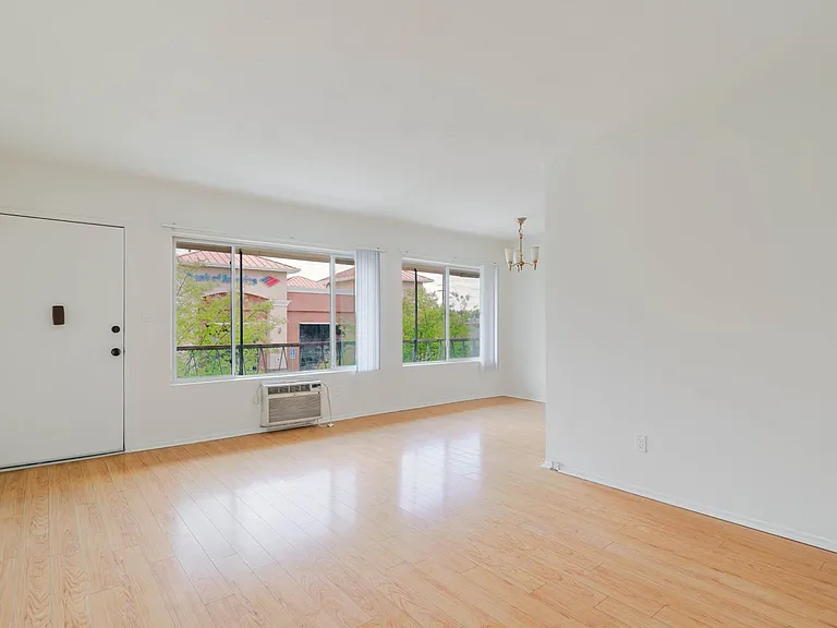 4514 Franklin Ave #5 — Photo 1