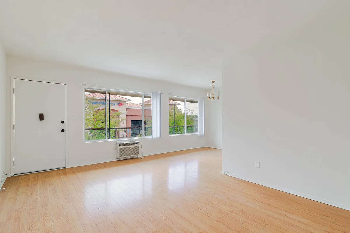 Building Photo - 4514 Franklin Ave #5